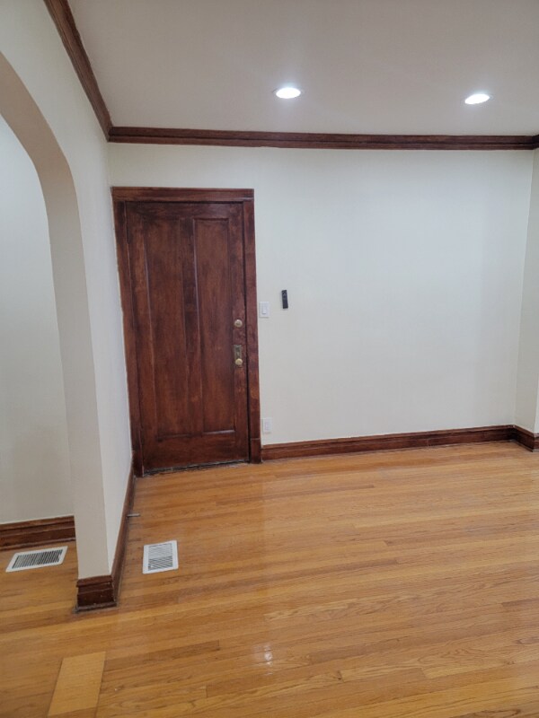 Building Photo - 4830 W Oakdale Ave