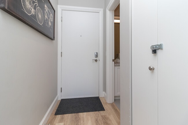 Building Photo - 595 Pandora Ave