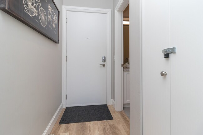 Photo du bâtiment - 595 Pandora Ave