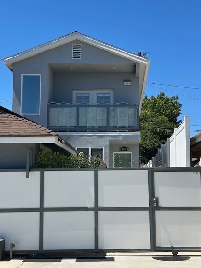 Building Photo - 10939 Whitaker Ave