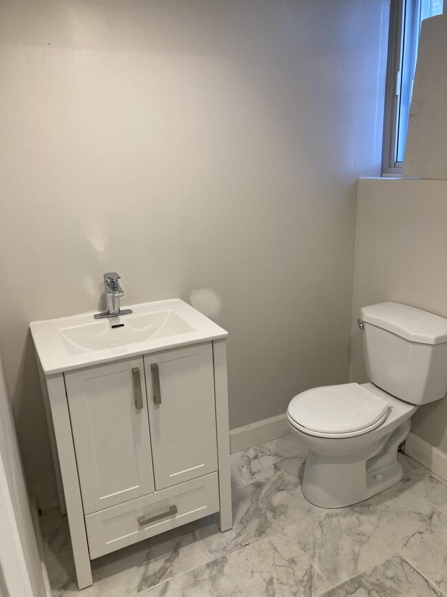 Building Photo - 2150 Bd Saint-Joseph E