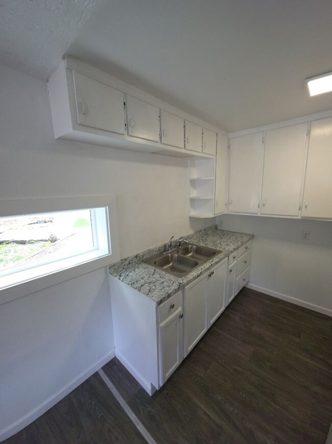 Building Photo - Lakeshore Triplex