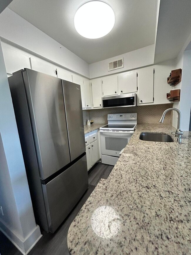 Building Photo - 7154 Golf Colony Ct