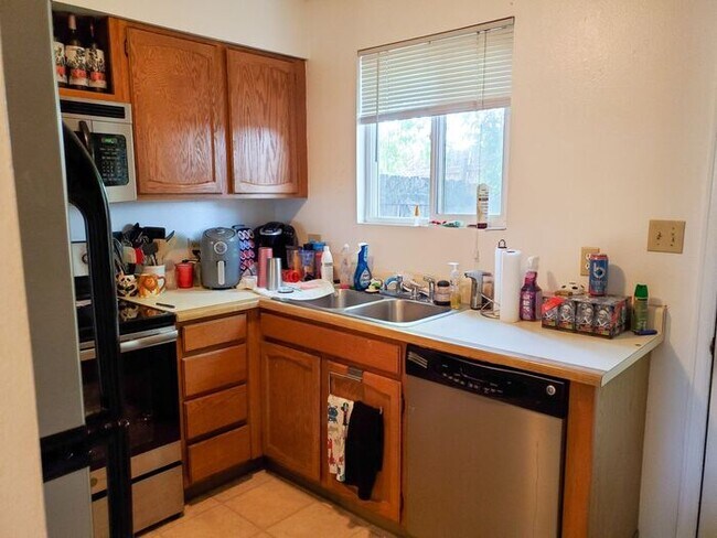 Building Photo - 725 Aztec Dr