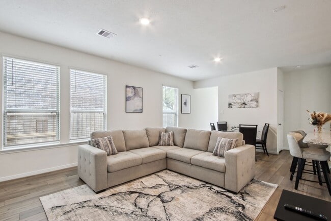 Building Photo - Move In Special. Half Off First Month's Re...