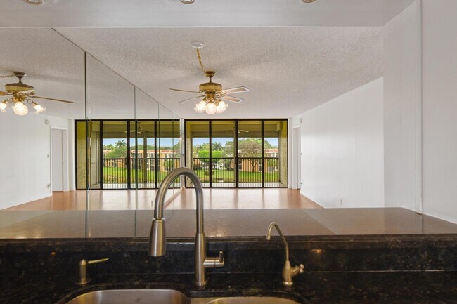 Foto del edificio - 6546 Coral Lake Dr
