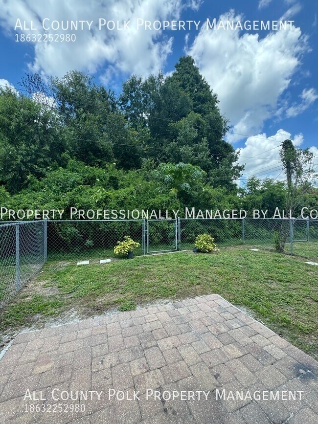 Building Photo - 2 Bedroom Triplex with Attached Garage in ...
