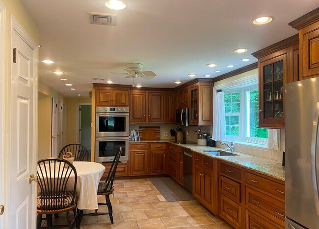 Foto del edificio - 437 Green Hill Rd