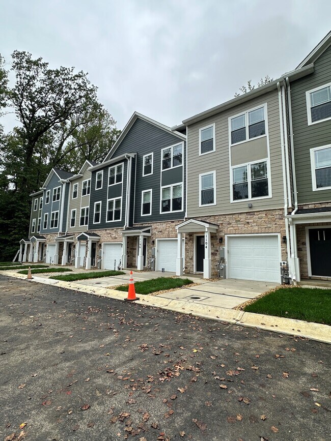 Building Photo - 1111 Thomas Trl