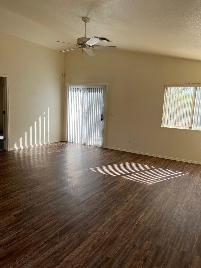 Foto del edificio - 2423 S Cybil Ave