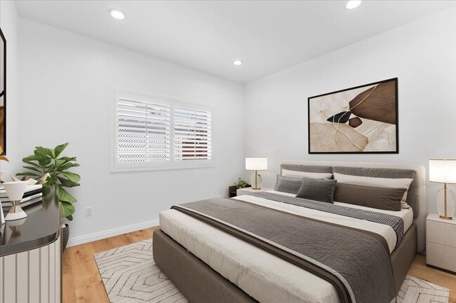 Segundo dormitorio y vestidor con espejo - 408 W Walnut Ave