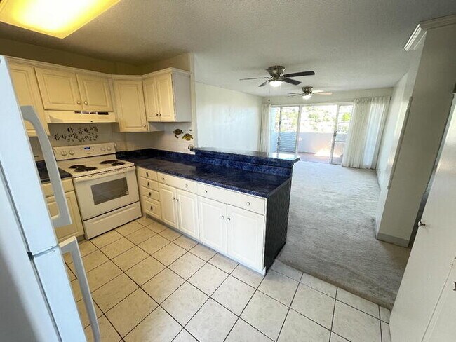 Building Photo - KAM TOWERS 2/1/1 sec, c-fan, lanai, laundry