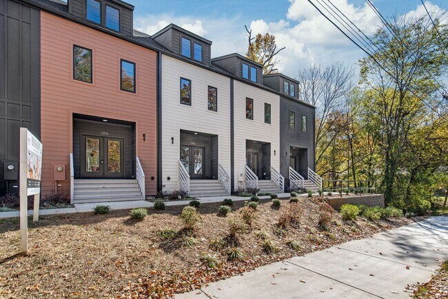 Foto del edificio - Turn-Key Modern Living in the Heart of Pla...