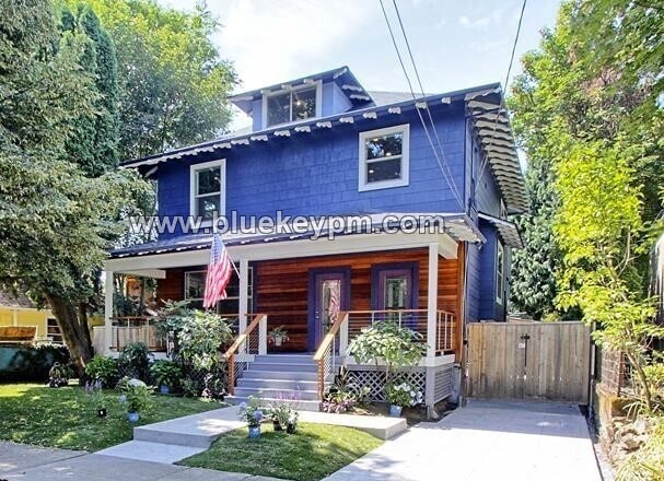 2 Bed, 2 Bath Unit in Laurelhurst in Beautiful Tri Plex - 2 Bed, 2 Bath Unit in Laurelhurst in Beautiful Tri Plex