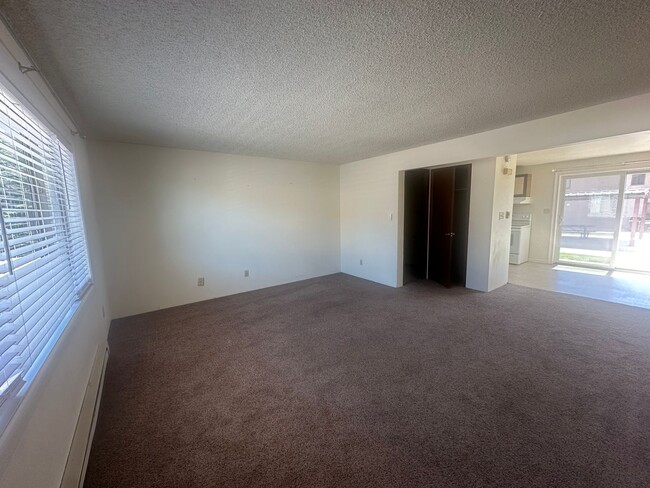 Building Photo - Two Bedroom, One and Half Bathroom Townhom...