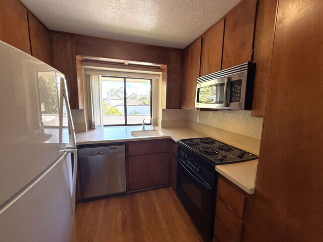 Foto del edificio - UPPER END UNIT TWO BED / TWO BATH CONDO IN...