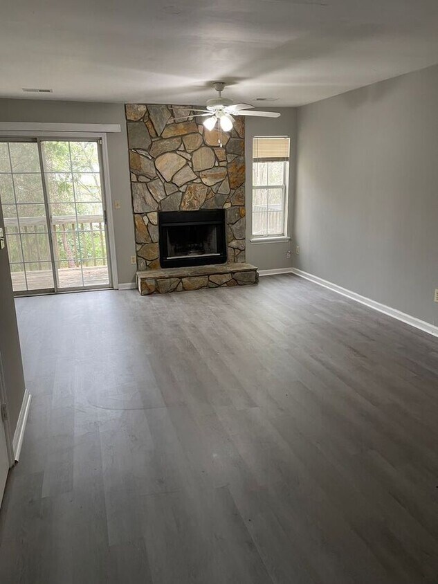 Foto principal - Renovated 2 bedroom 2.5 bath townhome.