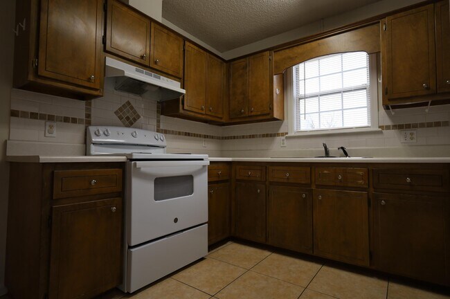 Building Photo - 6104 Vinnie Dr