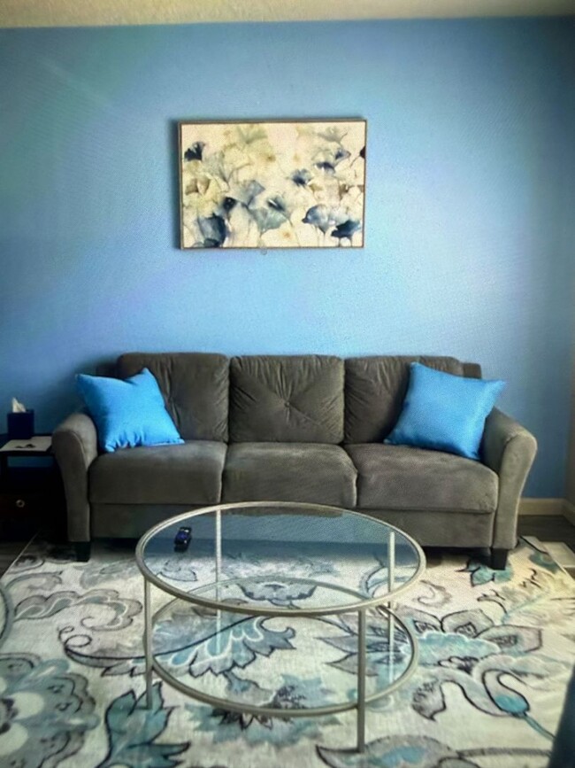 Foto del edificio - Great Downstairs 1 bedroom 1 bath Apartment Fully Furnished