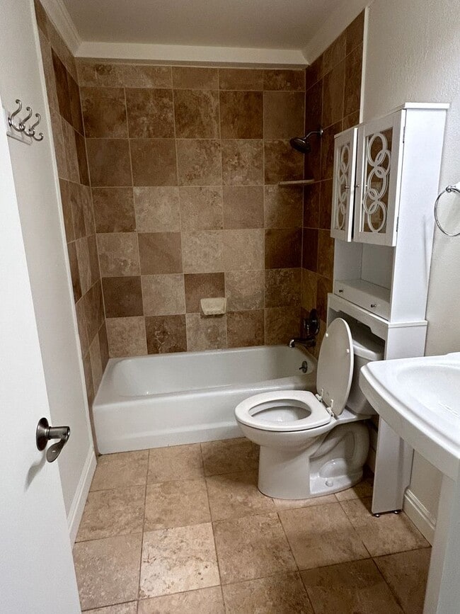 Building Photo - 2 Bedroom 2 Bathroom Apartment in Glenwood...