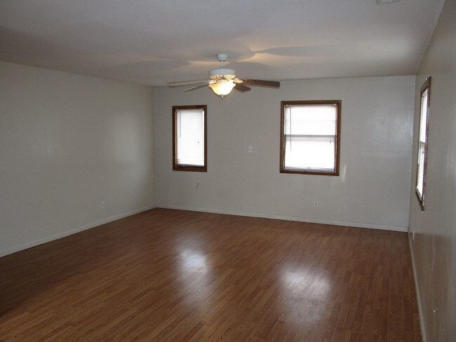 Building Photo - 706 N Willow Ave