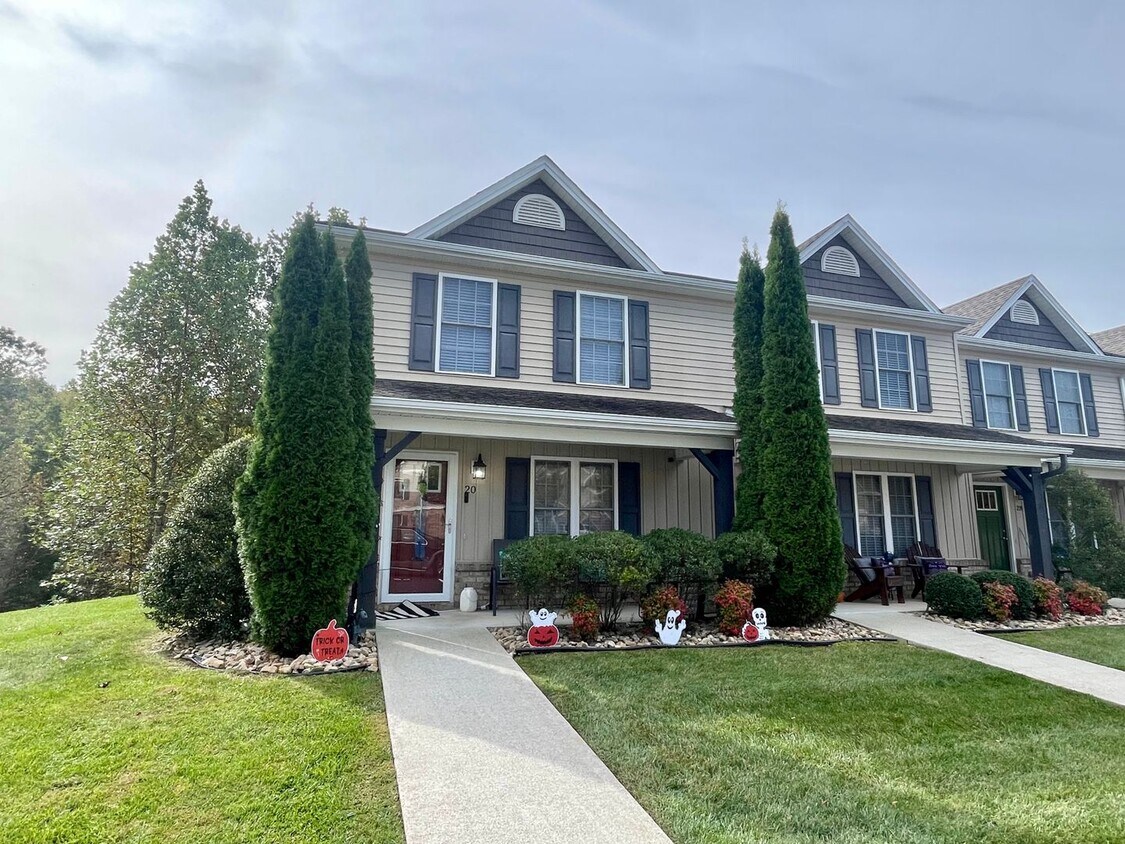 Foto principal - Beautiful 3Bedroom/3Bath Town-Home
