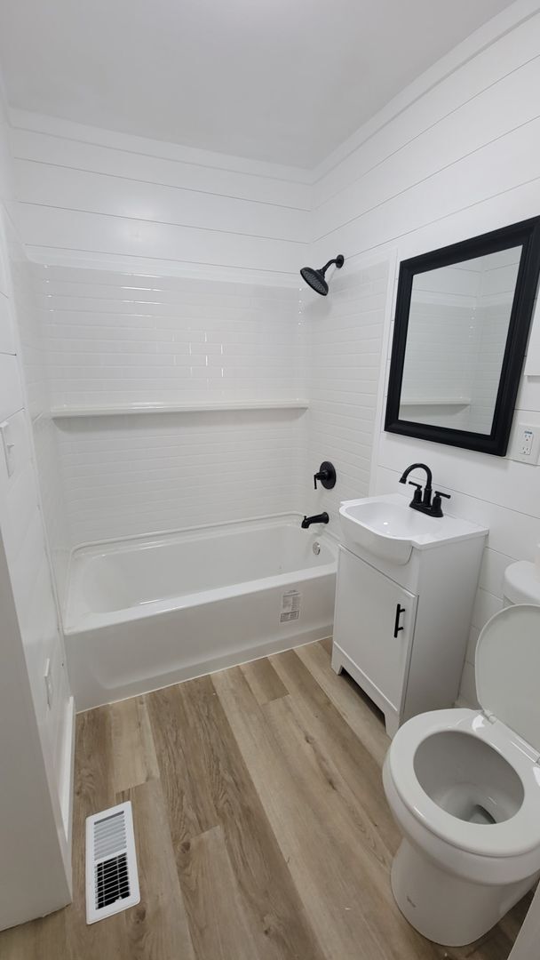 Foto del edificio - 2 bedroom 1 bath house - 3 minutes from No...