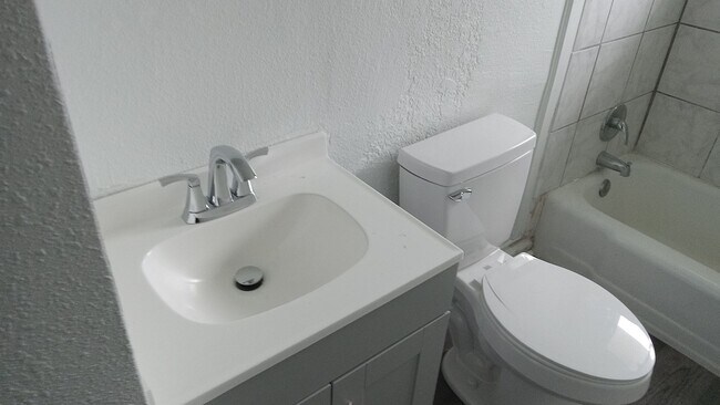 Foto del edificio - 2408 Maltby Ave