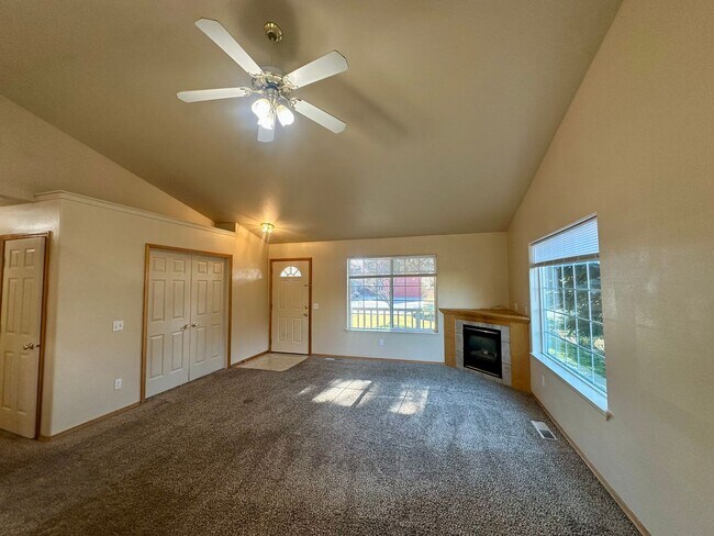 Building Photo - Ranch Style Home in NE Bend!  Fenced in backyard!