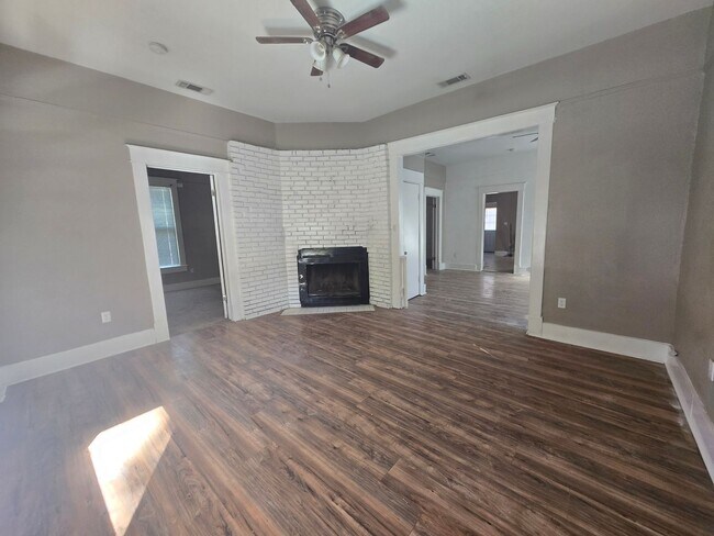 Foto del edificio - Available NOW!