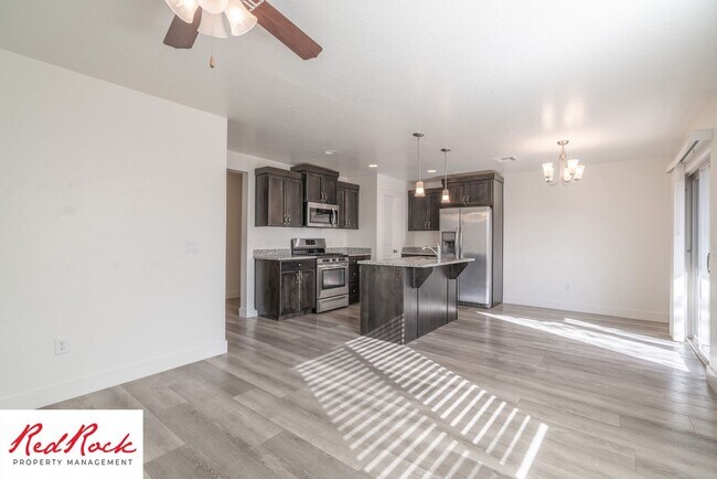 Building Photo - 4 Bed/2.5 Bath Desert Bluff Townhome!