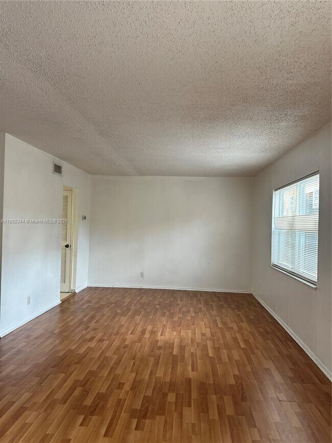 Foto del edificio - 18101 NW 68th Ave