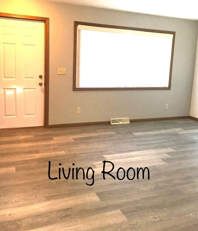 Foto del edificio - 821-823-823 Warbler Ln