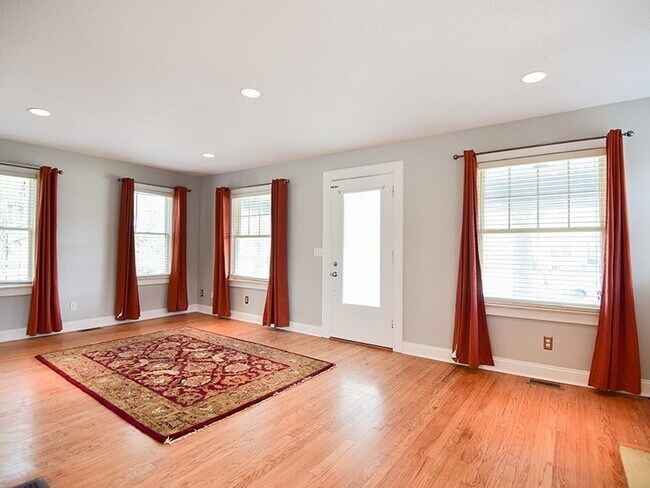 Foto del edificio - Waldo 4 Bed 2 Bath Home + 2 Car Garage