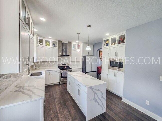 Foto del edificio - 5 Bedroom, 4 bath Two-story in Urbandale b...