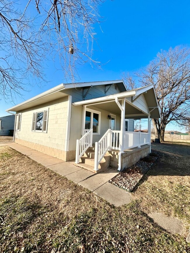 Building Photo - 106 W Ave E