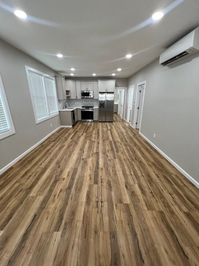 Building Photo - Split AC's In each room. Wet Bar. Spacious