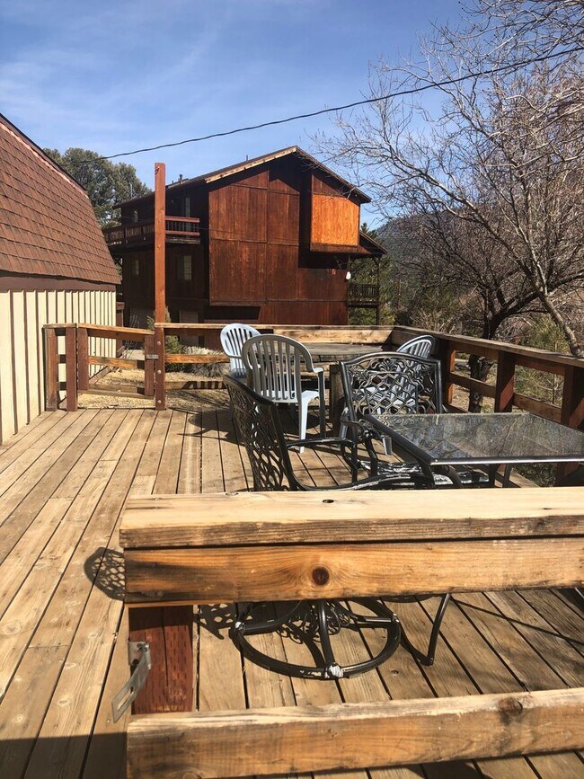 Foto del edificio - Cozy 2 Bed | 1 Bath Cabin in Prime Location!