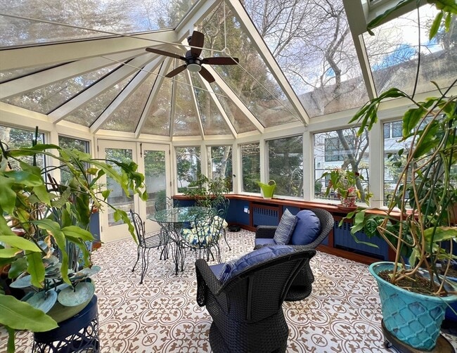 Building Photo - 12 Brook St