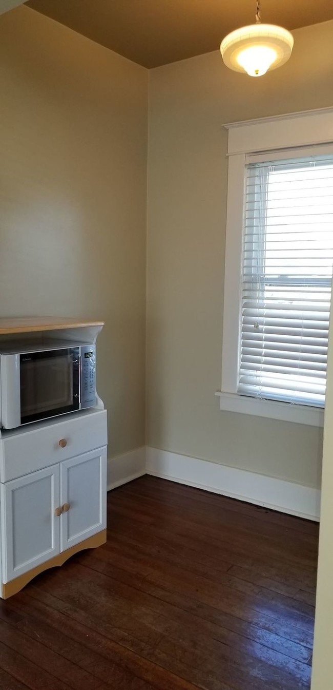 Building Photo - *SELF SHOW AVAILABILITY* 225 Kingston Rd 2W