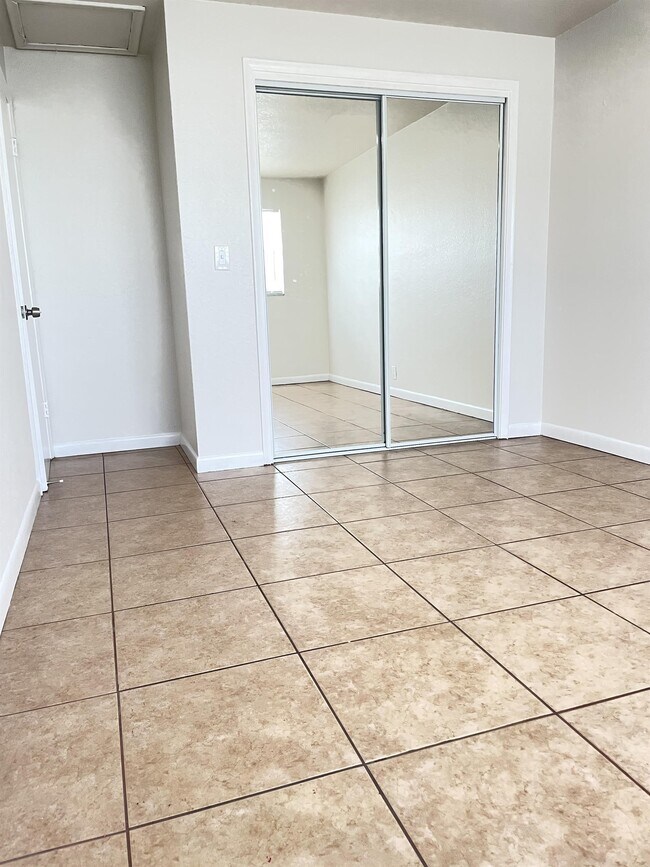 Foto del edificio - 1564 W Blue Heron Blvd