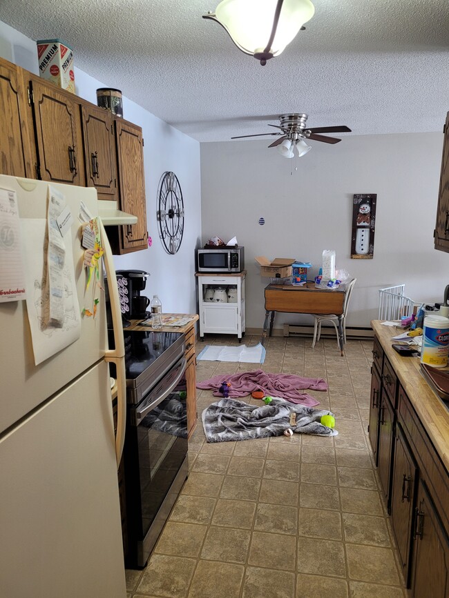 Building Photo - 341 Prairiewood Cir S