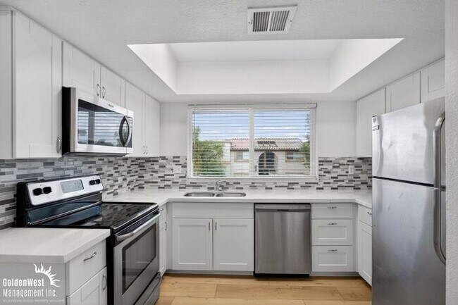 Foto del edificio - Stylish 2Bdm 2Ba Apartment with Fireplace in Phoenix - MI Special!