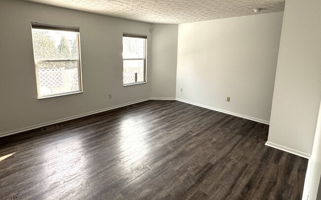 Sala de estar - 3766 Dunlane Ct