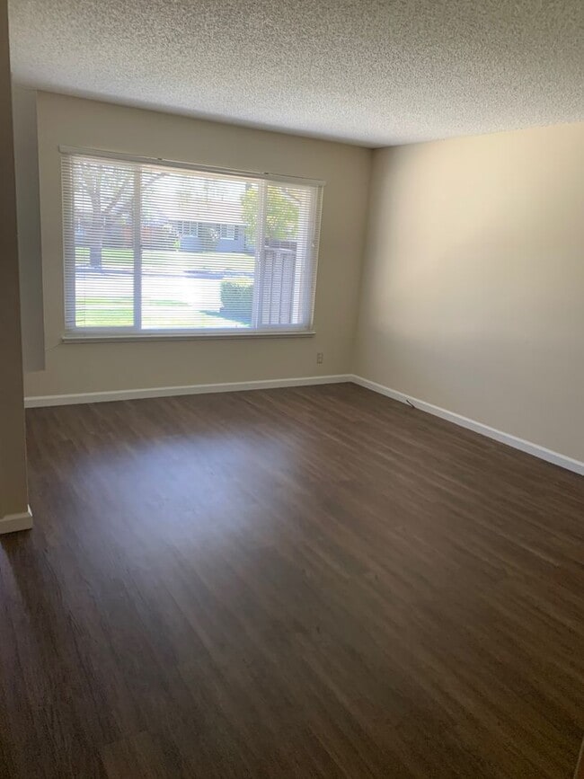 Building Photo - Excellent Value! Spacious Updated South Sa...