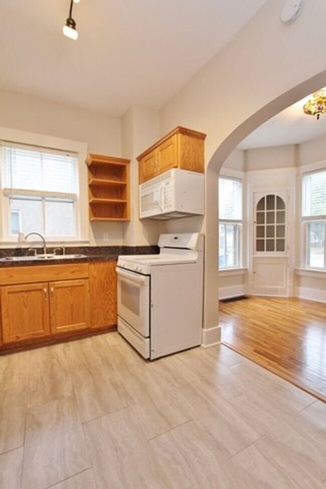 Building Photo - Updated 3 bedroom 1 bath home in downtown ...