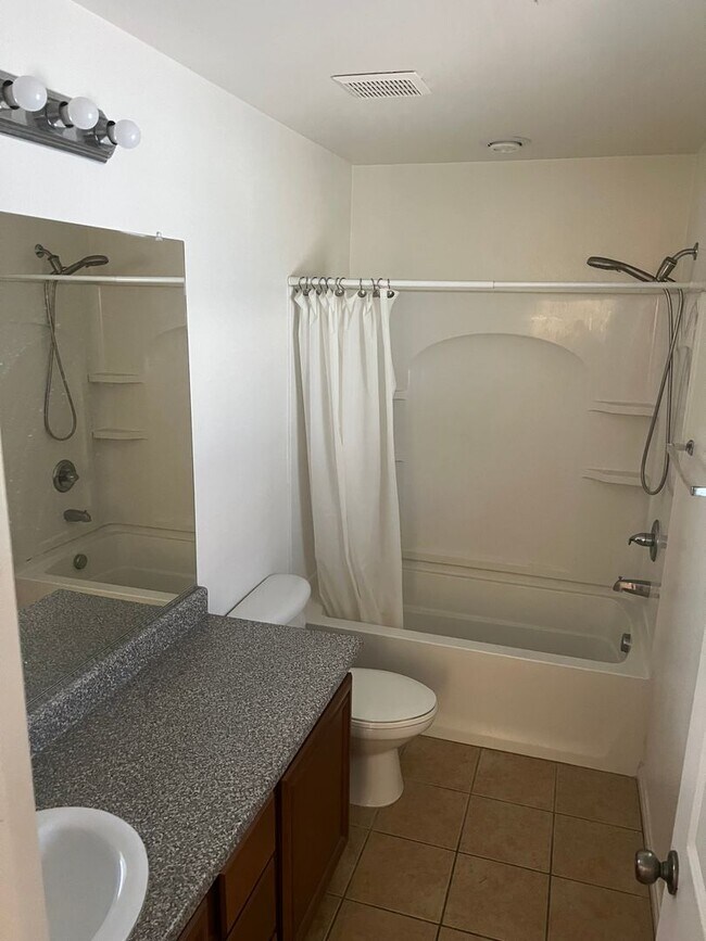 Foto del edificio - Beautiful 2 Bedroom 2.5 Bathroom Home in N...