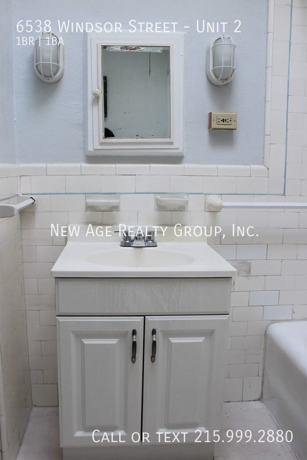 Building Photo - Very spacious apartment in Elmwood Park!