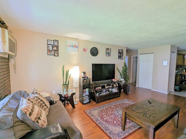 Building Photo - 10 Kenmar Dr