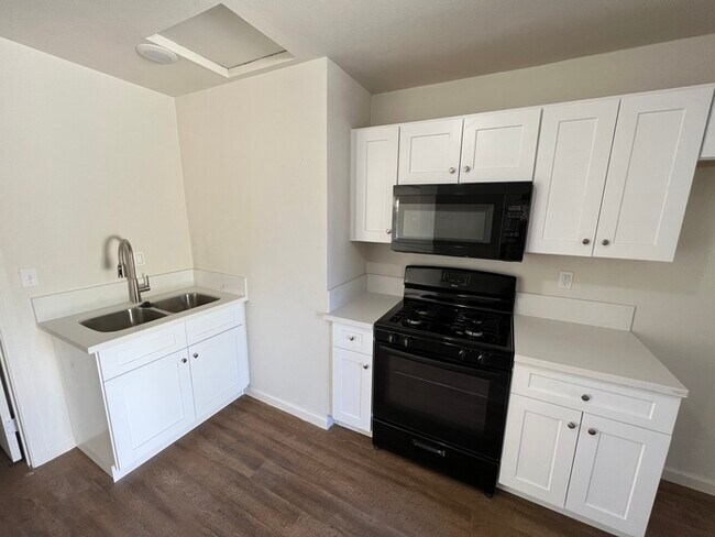 Foto del edificio - 220 Lilac Ct